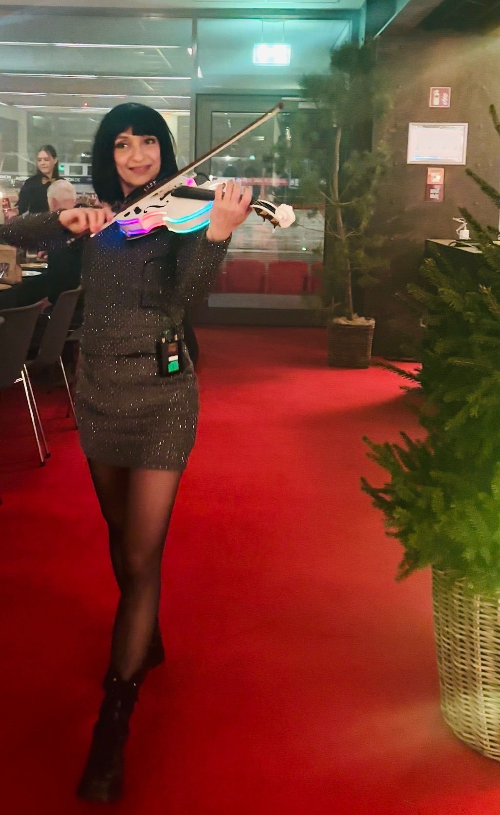 e-geigerin oder electric violinist Show