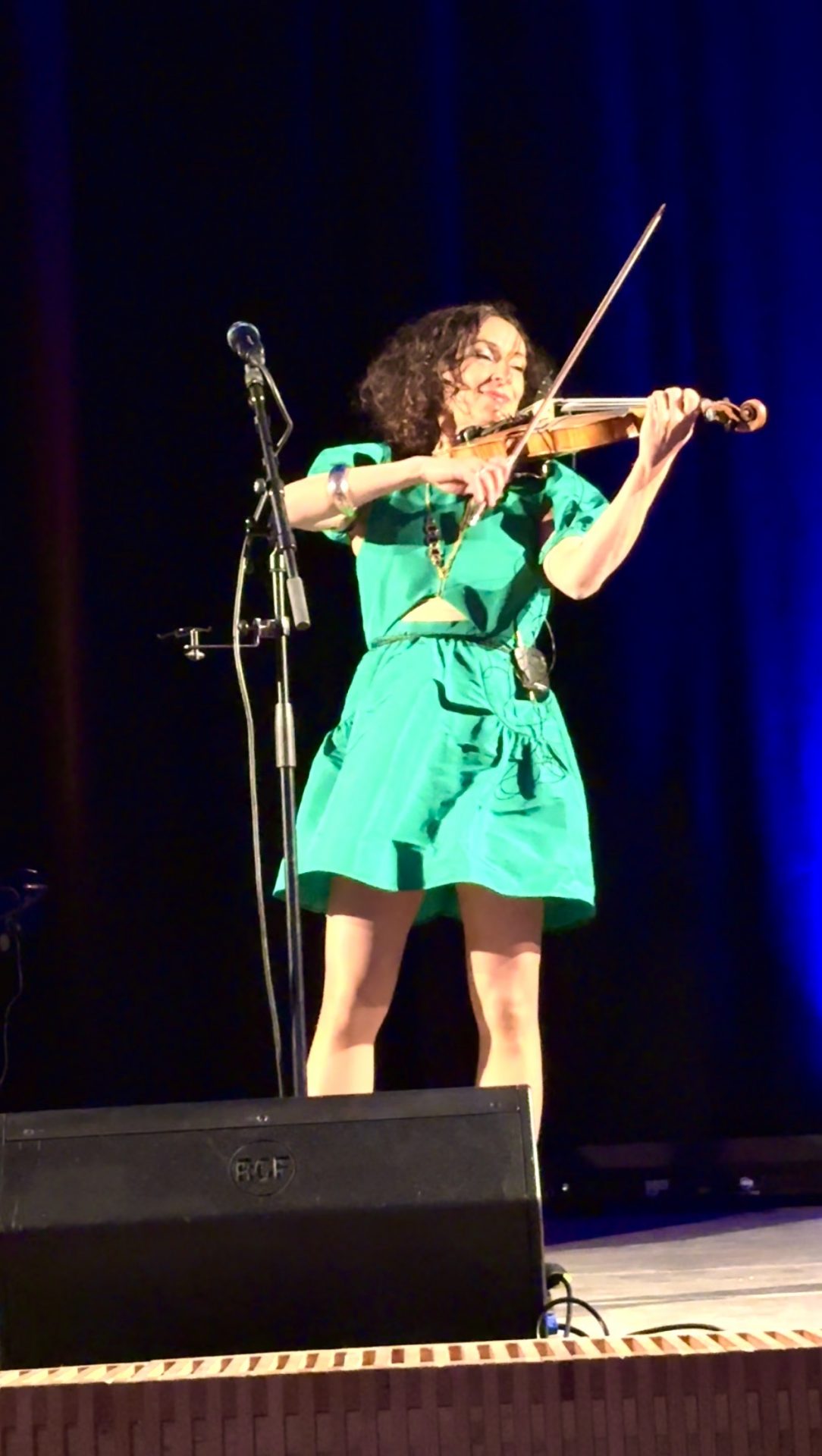 Crossover Violinistin mit eigenen Kompositionen zwischen Klassik und Pop, Rock